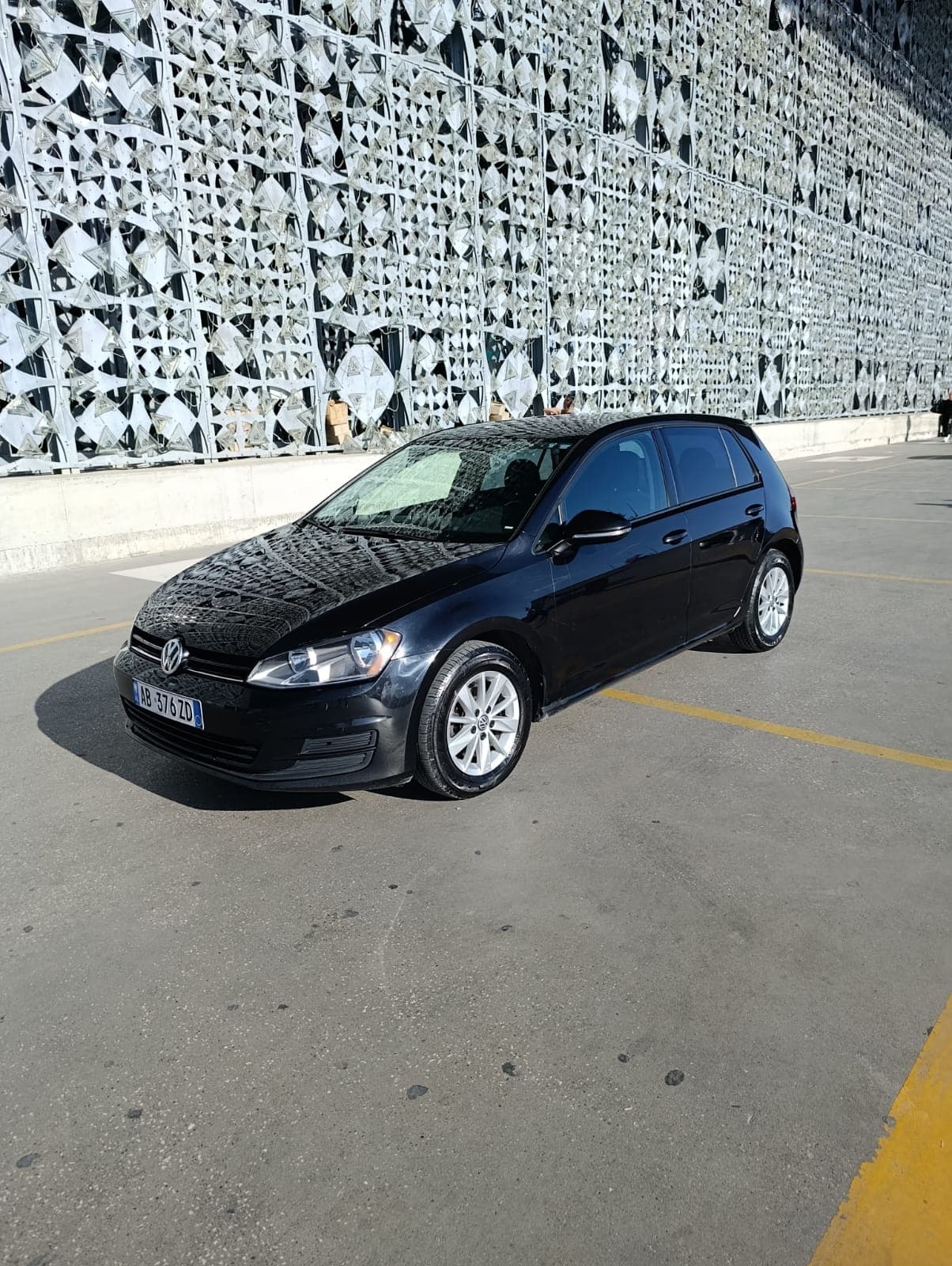 Foto 1 di 4: Volkswagen Golf Mk7 — annuncio di noleggio auto in Albania